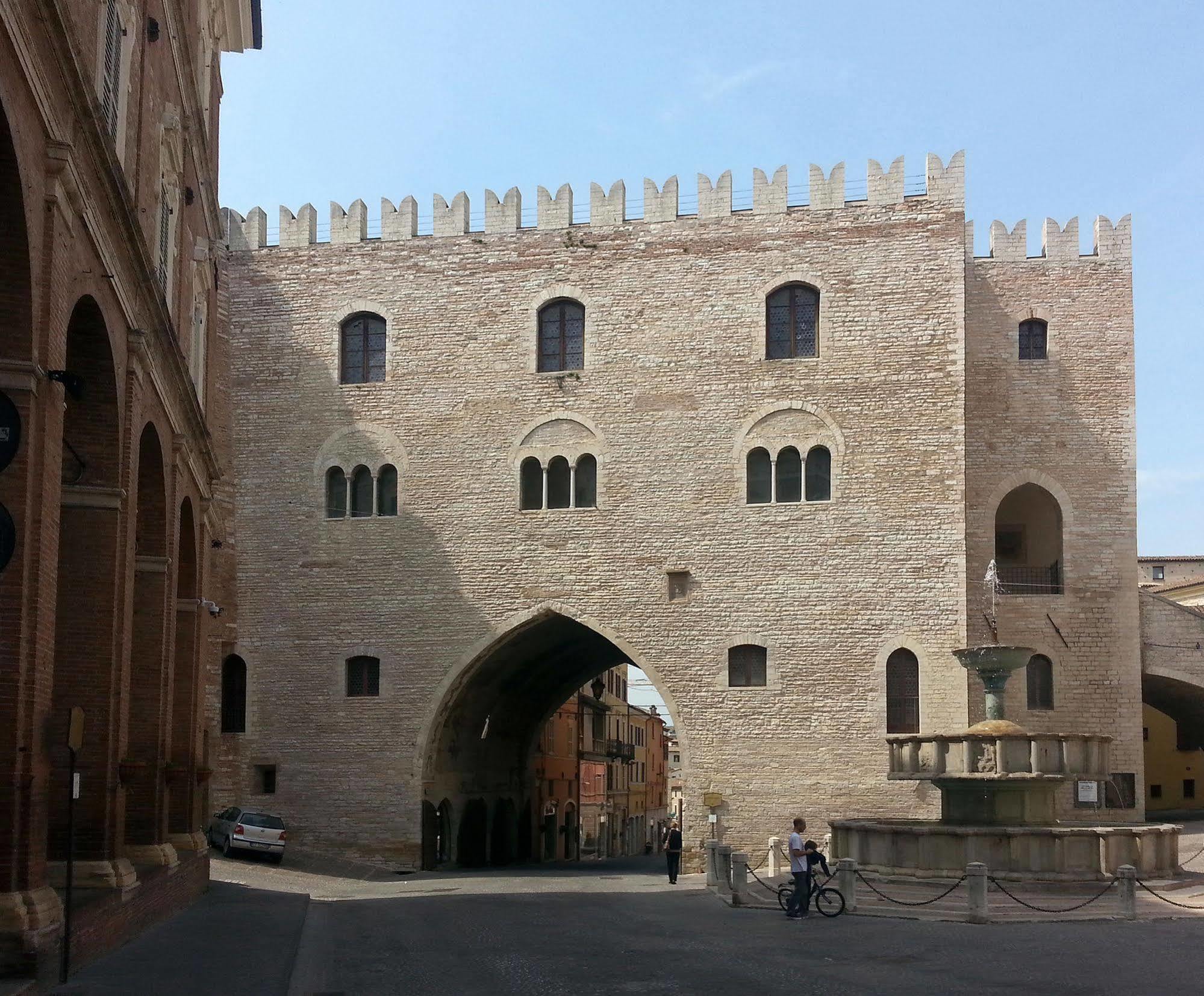 Il Podesta Fabriano Buitenkant foto